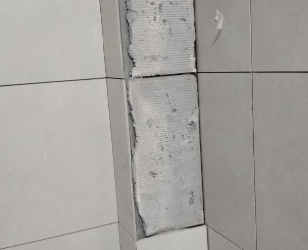 滑县瓷砖空鼓维修公司分享下瓷砖施工前基层浇水润湿程度不足，可能导致以下问题