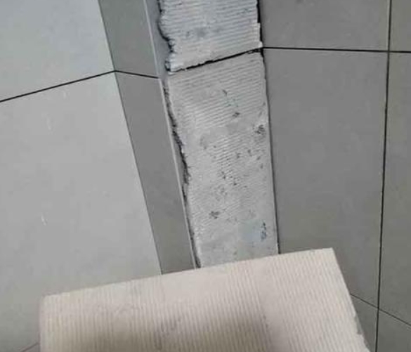 滑县瓷砖空鼓维修公司分享下厨房瓷砖脱落的补救措施。